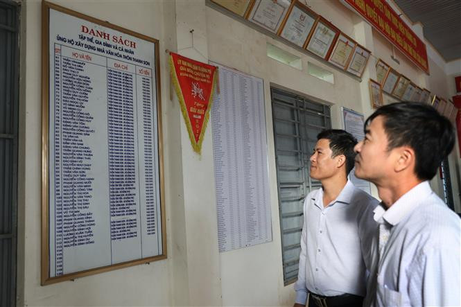 Đóng góp của nhân dân trong xây dựng nông thôn được niêm yết công khai tại nhà văn hóa thôn Thanh Sơn, xã Đông Phú, huyện Lục Nam (Bắc Giang). Ảnh: Danh Lam-TTXVN Bắc Giang xây dựng thành công nông thôn mới nhờ thực hiện tốt quy chế dân chủ ở cơ sở ảnh 2