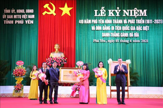 Lãnh đạo tỉnh Phú Yên đón nhận đón nhận bằng Di tích quốc gia đặc biệt Danh thắng Gành đá đĩa. Ảnh: Phạm Cường-TTXVN Phú Yên kỷ niệm 410 năm hình thành phát triển và đón nhận Bằng xếp hạng Di tích quốc gia đặc biệt Danh thắng Gành Đá Đĩa ảnh 1