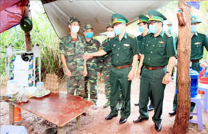 Đại tá Phan Thanh Long, Phó Cục trưởng Cục Phòng chống Ma túy và Tội phạm, Bộ Tư lệnh Bộ đội Biên phòng kiểm tra nơi ăn, ở của lực lượng chốt chặn trên biên giới. Ảnh: Thái Thuần - TTXVN Dịch COVID-19: Lạng Sơn lập 146 lán trại ngăn chặn xuất, nhập cảnh trái phép ảnh 2