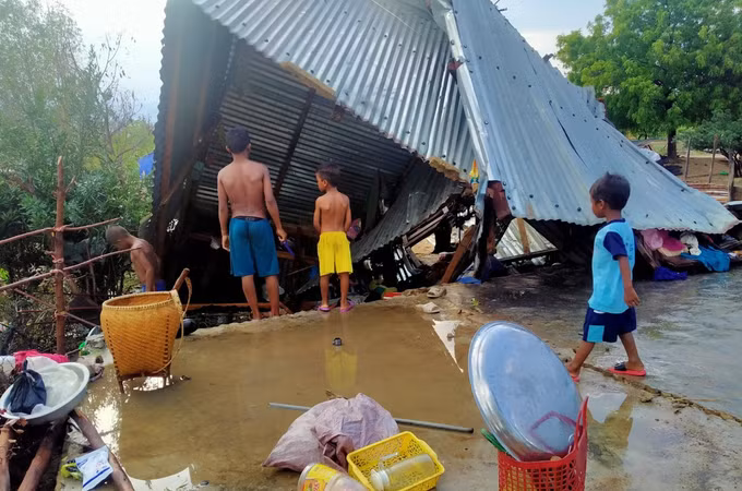 Lốc xoáy gây thiệt hại lớn về tài sản của người dân ở vùng cao Phước Bình ảnh 1