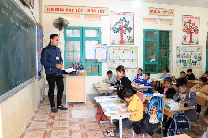 Giờ học môn Tin học của học sinh lớp 3 tại Trường Tiểu học và Trung học cơ sở Thôn Mòn, huyện Thuận Châu. Ảnh: Hữu Quyết - TTXVN Sơn La: Cần giải pháp dài hơi để giải quyết tình trạng thiếu giáo viên tiếng Anh, Tin học ảnh 2