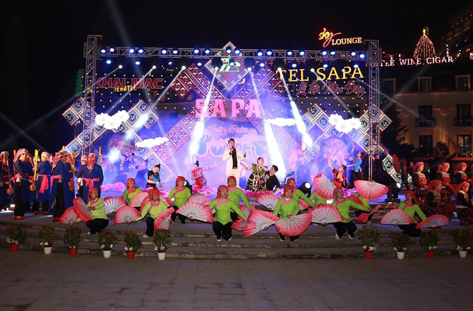 Tối 23/12/2022, tại thị xã Sa Pa (Lào Cai), Ủy ban Nhân dân thị xã Sa Pa tổ chức khai mạc Lễ hội mùa Đông "Sa Pa thiên đường tuyết rơi". Ảnh: Quốc Khánh - TTXVN Khai mạc Lễ hội mùa Đông "Sa Pa - Thiên đường tuyết rơi" ảnh 1