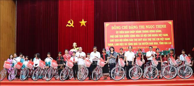 Phó Chủ tịch nước Đặng Thị Ngọc Thịnh trao xe đạp cho học sinh nghèo vượt khó trên địa bàn huyện Đăk Đoa, Gia Lai. Ảnh: Hồng Điệp - TTXVN Đại hội Thi đua yêu nước tỉnh Gia Lai lần thứ X ảnh 2