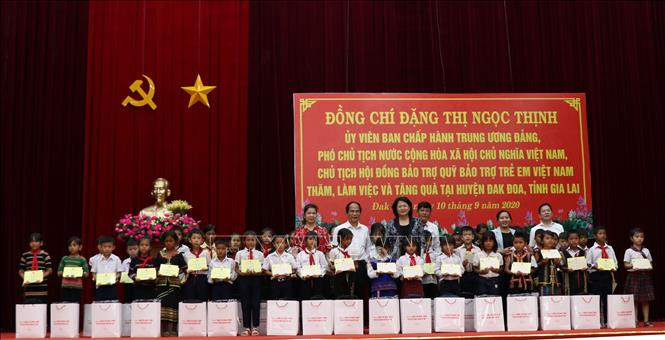 Phó Chủ tịch nước Đặng Thị Ngọc Thịnh trao học bổng cho học sinh nghèo vượt khó trên địa bàn huyện Đăk Đoa, Gia Lai. Ảnh: Hồng Điệp - TTXVN Đại hội Thi đua yêu nước tỉnh Gia Lai lần thứ X ảnh 1
