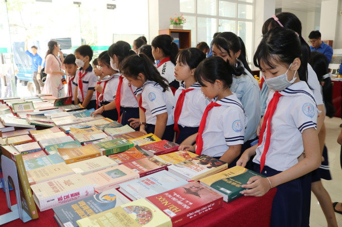 Học sinh tỉnh Ninh Thuận tham gia đọc sách. Ảnh: Nguyễn Thành – TTXVN Ninh Thuận phát triển văn hóa đọc sâu rộng trong cộng đồng ảnh 2