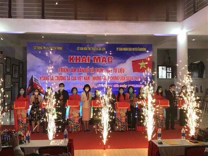 Cắt băng khai mạc triển lãm lưu động bản đồ và trưng bày tư liệu về chủ đề “Hoàng Sa, Trường Sa của Việt Nam - Những bằng chứng lịch sử và pháp lý”. Ảnh: Thanh Thủy-TTXVN Mang bản đồ, tư liệu lịch sử về Hoàng Sa và Trường Sa đến với người dân vùng cao Quảng Trị ảnh 1