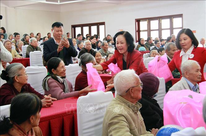 Đồng chí Trương Thị Mai, Trưởng Ban Dân vận Trung ương tặng quà Tết các gia đình chính sách, người có công với cách mạng huyện Đơn Dương. Ảnh: Đặng Tuấn – TTXVN Trưởng ban Dân vận Trung ương Trương Thị Mai thăm và tặng quà Tết tại Lâm Đồng ảnh 4