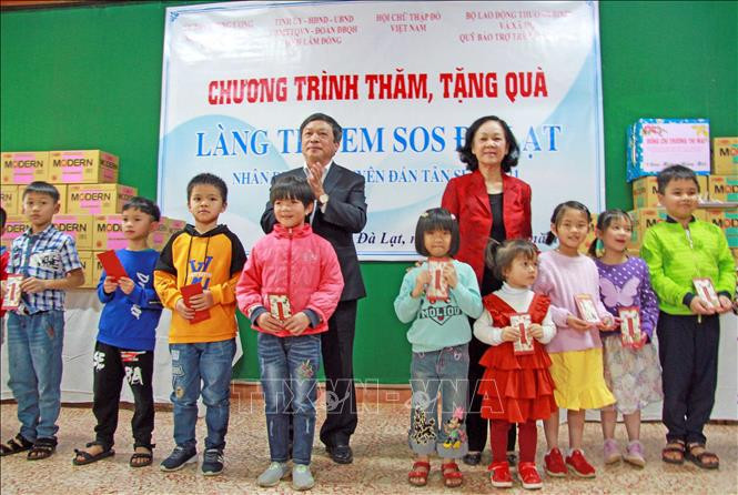Đồng chí Trương Thị Mai, Trưởng Ban Dân vận Trung ương tặng quà Tết cho trẻ em làng SOS Đà Lạt. Ảnh: Đặng Tuấn – TTXVN Trưởng ban Dân vận Trung ương Trương Thị Mai thăm và tặng quà Tết tại Lâm Đồng ảnh 2