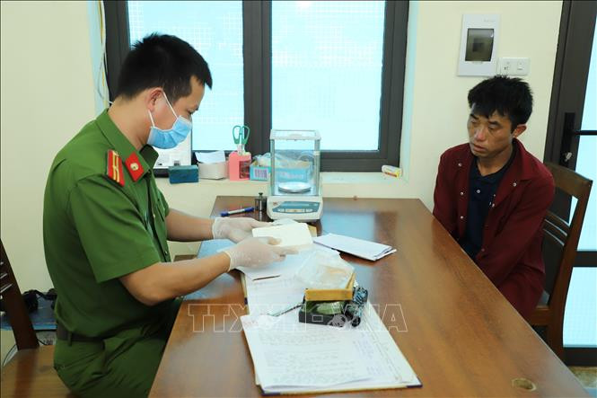 Đối tượng Giàng A Cả khai nhận mua số ma túy trên tại tỉnh Sơn La mang về tỉnh Yên Bái để bán kiếm lời. Ảnh: TTXVN phát Yên Bái: Bắt vụ mua bán trái phép một bánh heroin tại xã Nậm Khắt ảnh 1