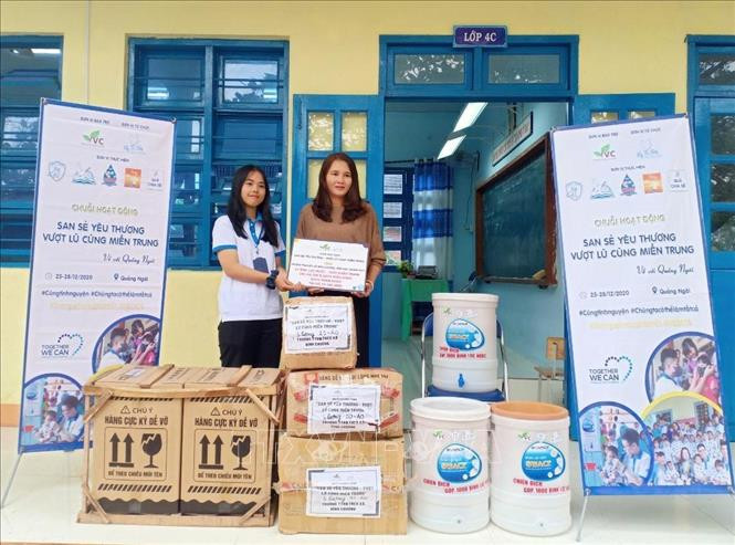 Các tình nguyện viên Nhóm Fly to Sky trao quà cho các trường học trên địa bàn tỉnh Quảng Ngãi. Ảnh: Lê Ngọc Phước-TTXVN Tiếp sức học sinh vùng chịu ảnh hưởng của bão, lũ đến trường ảnh 2