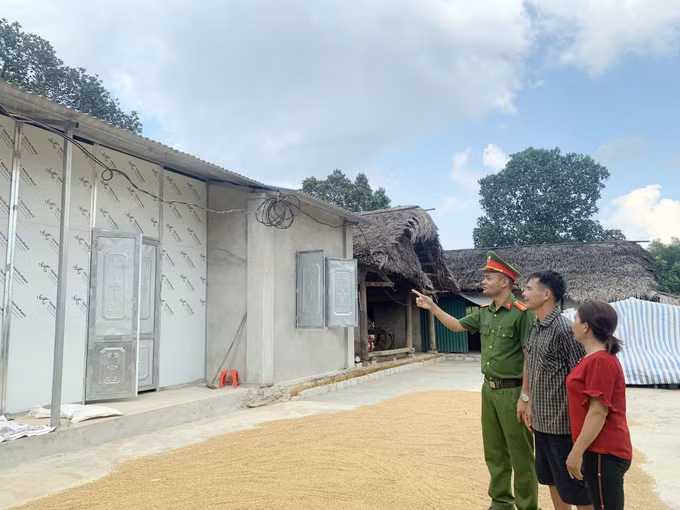 Hỗ trợ xây nhà cho các hộ có hoàn cảnh khó khăn, xây dựng thế trận an ninh nhân dân vững chắc ảnh 2