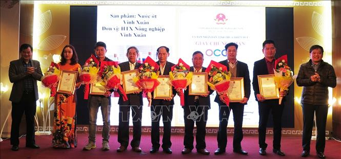 Trao giấy chứng nhận cho các sản phẩm xếp hạng 3 sao. Ảnh: Tường Vi - TTXVN Thừa Thiên - Huế trao chứng nhận cho 25 sản phẩm OCOP ảnh 1