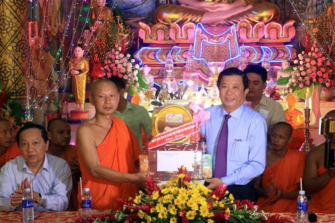 Phó Bí thư Thường trực Tỉnh ủy Vĩnh Long Bùi Văn Nghiêm tặng quà , chúc Tết cho Thượng tọa Sơn Ngọc Huynh, Chủ tịch Hội đoàn kết sư sãi yêu nước tỉnh Vĩnh Long, trụ trì chùa Hạnh Phúc Tăng. Ảnh: Phạm Minh Tuấn-TTXVN Đồng bào Khmer ở Vĩnh Long vui Tết Chôl Chnăm Thmây sung túc, an toàn ảnh 1