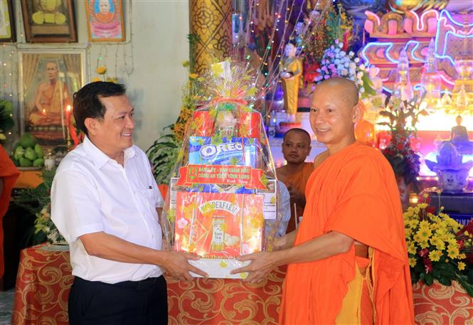 Đại tá Đoàn Minh Lý, Giám đốc Công an tỉnh Vĩnh Long tặng quà Tết cho Thượng tọa Sơn Ngọc Huynh, Chủ tịch Hội đoàn kết sư sãi yêu nước tỉnh Vĩnh Long, trụ trì chùa Hạnh Phúc Tăng. Ảnh: Phạm Minh Tuấn-TTXVN. Đồng bào Khmer ở Vĩnh Long vui Tết Chôl Chnăm Thmây sung túc, an toàn ảnh 4