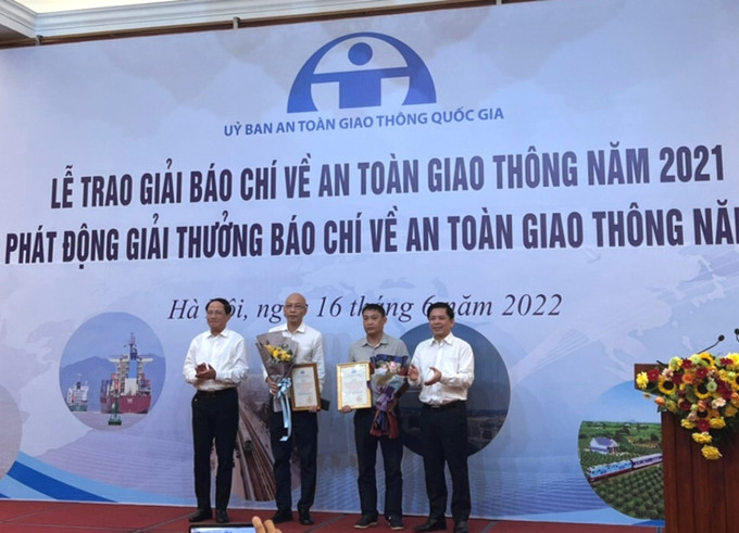 Ban tổ chức trao giải thưởng cho các tác giả. Nguồn : qdnd.vn Trao giải báo chí về an toàn giao thông năm 2021 ảnh 1