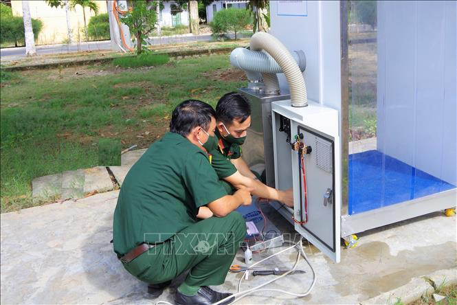 Nhóm nghiên cứu kiểm tra hoạt động của buồng khử khuẩn cho người tại Trường Đại học Thông tin Liên lạc (Nha Trang, Khánh Hòa). Ảnh: TTXVN phát Đại học Thông tin Liên lạc có nhiều sáng chế góp phần phòng, chống dịch COVID-19 ảnh 1
