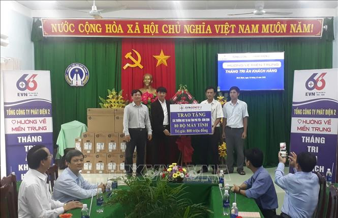 Tổng công ty Phát điện 2 trao bảng tượng trưng cho trường Trường tiểu học Cát Thành (huyện Phù Cát) và Trung học sơ sở Cát Thành (huyện Phù Cát). Ảnh: Tường Quân - TTXVN Trao tặng máy vi tính cho các trường học khó khăn tại Bình Định và Phú Yên ảnh 1