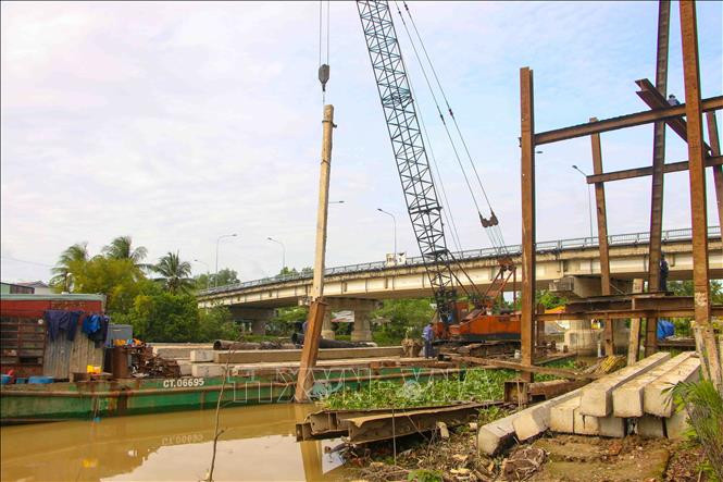 Thi công bờ kè chống sạt lở sông Trà Nóc, khu vực Thới Thuận, phường Thới An Đông, quận Bình Thủy. Ảnh : TTXVN Cần Thơ đẩy nhanh các dự án kè chống sạt lở ảnh 1