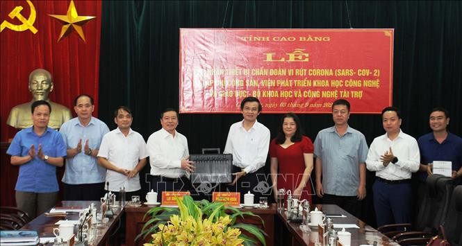 Trao tặng thiết bị xét nghiệm SARS-CoV-2 cho tỉnh Cao Bằng. Ảnh: Quốc Đạt - TTXVN Trao tặng tỉnh Cao Bằng thiết bị chẩn đoán virus SARS-CoV-2 ảnh 1