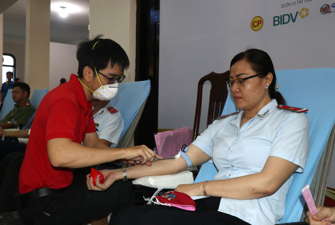 Cán bộ, công chức, viên chức tỉnh Bạc Liêu tích cực tham gia hiến máu. Ảnh: Tuấn Kiệt – TTXVN Ngày hội hiến máu "Giọt hồng đất Bạc Liêu" ảnh 1