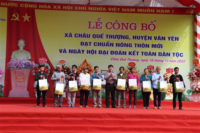 Ngày 18/11/2022, xã Châu Quế Thượng, huyện Văn Yên tổ chức lễ công bố đạt chuẩn thôn nông thôn mới. Đây là xã vùng cao đặc biệt khó khăn của tỉnh Yên Bái và là xã đầu tiên của tỉnh về đích nông thôn mới trong năm 2022. Ảnh: TTXVN phát Yên Bái cơ cấu lại ngành nông nghiệp, gắn với xây dựng nông thôn mới ảnh 4