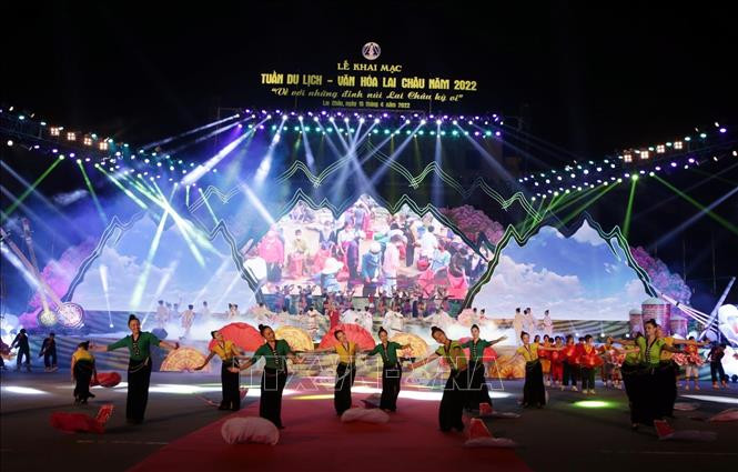 Chương trình văn nghệ do các diễn viên quần chúng biểu diễn chào mừng Lễ khai mạc Tuần Du lịch - Văn hóa Lai Châu năm 2022. Ảnh: Quý Trung – TTXVN Khai mạc Tuần Du lịch - Văn hóa Lai Châu năm 2022 ảnh 4