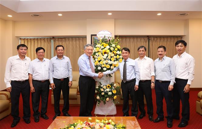 Chánh án Tòa án nhân dân tối cao Nguyễn Hòa Bình chúc mừng Thông tấn xã Việt Nam. Ảnh: Lâm Khánh - TTXVN Lời cảm ơn của Thông tấn xã Việt Nam nhân kỷ niệm 95 năm Ngày Báo chí Cách mạng Việt Nam ảnh 1