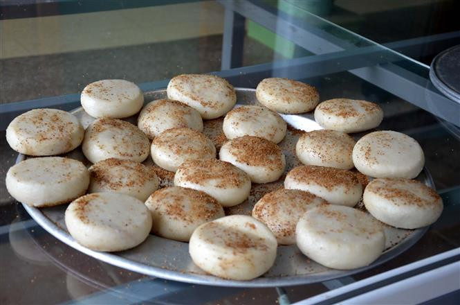 Bánh được dùng trong bữa ăn Tết năm cùng của người Dao. Ảnh: Nguyễn Nam - TTXVN Độc đáo "Tết năm cùng" của đồng bào Dao ảnh 3