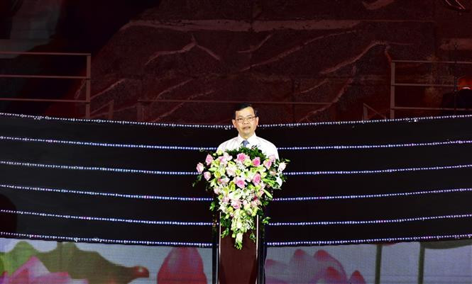Chủ tịch Ủy ban nhân dân tỉnh Tuyên Quang Nguyễn Văn Sơn phát biểu khai mạc chương trình. Ảnh: Nam Sương - TTXVN Tuyên Quang tổ chức chương trình nghệ thuật đặc biệt chủ đề “Hồ Chí Minh đẹp nhất tên Người” ảnh 1