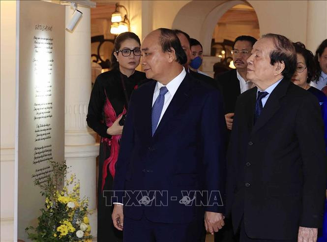 Chủ tịch nước Nguyễn Xuân Phúc trao Huân chương Độc lập hạng Nhì cho nhà thơ Hữu Thỉnh ảnh 2 Chủ tịch nước Nguyễn Xuân Phúc trao Huân chương Độc lập hạng Nhì cho nhà thơ Hữu Thỉnh ảnh 2