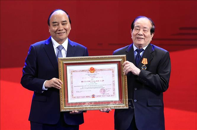 Chủ tịch nước Nguyễn Xuân Phúc trao Huân chương Độc lập hạng Nhì cho nhà thơ Hữu Thỉnh ảnh 1 Chủ tịch nước Nguyễn Xuân Phúc trao Huân chương Độc lập hạng Nhì cho nhà thơ Hữu Thỉnh ảnh 1