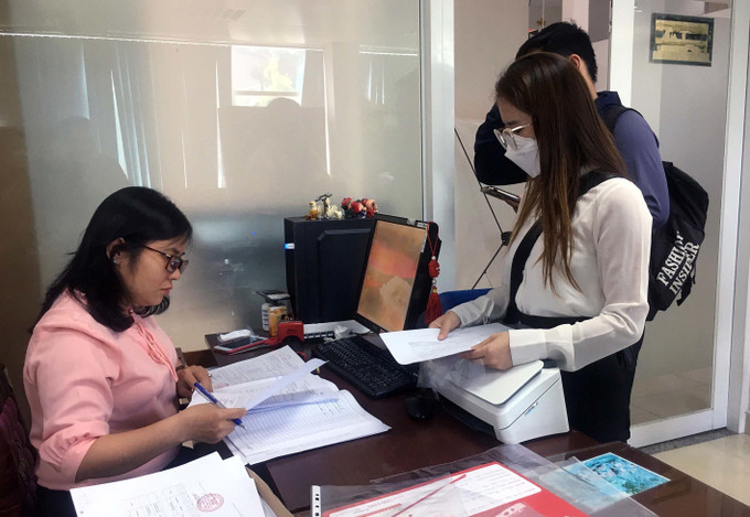UBND Quận 3 (Thành phố Hồ Chí Minh) tăng cường lực lượng tình nguyện viên tham gia tiếp nhận hồ sơ hỗ trợ tiền thuê nhà cho người lao động. Ảnh: Thanh Vũ - TTXVN Thực hiện dứt điểm chi hỗ trợ từ Quỹ Bảo hiểm thất nghiệp cho người lao động đã nộp hồ sơ đúng hạn ảnh 1