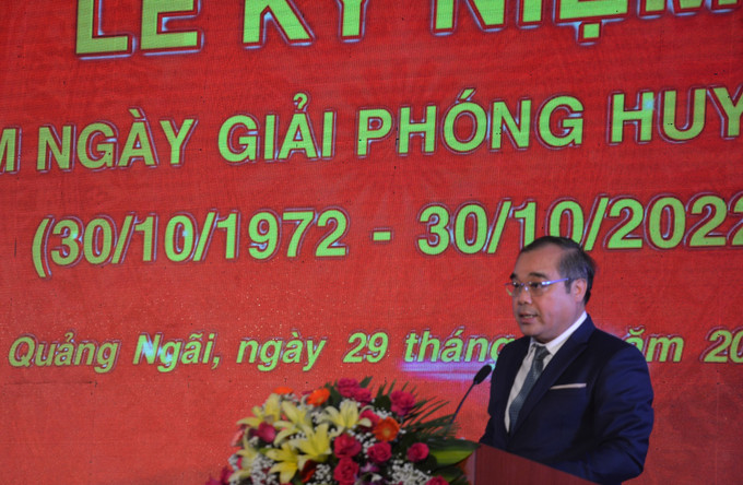 Phó Chủ tịch Thường trực UBND tỉnh Trần Hoàng Tuấn phát biểu tại buổi lễ. Ảnh: Đinh Hương – TTXVN Kỷ niệm 50 năm Ngày Giải phóng huyện miền núi Ba Tơ ảnh 1