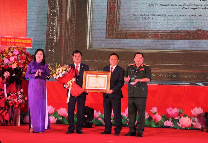 Thủ tướng Chính phủ đã tặng Bằng khen cho Nhân dân và cán bộ huyện Ba Tơ. Ảnh: Đinh Hương – TTXVN Kỷ niệm 50 năm Ngày Giải phóng huyện miền núi Ba Tơ ảnh 2