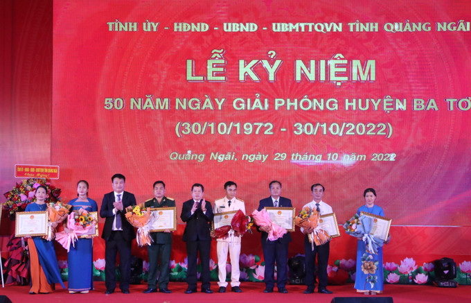 Chủ tịch UBND tỉnh Quảng Ngãi tặng Bằng khen cho 7 tập thể. Ảnh: Đinh Hương – TTXVN Kỷ niệm 50 năm Ngày Giải phóng huyện miền núi Ba Tơ ảnh 3