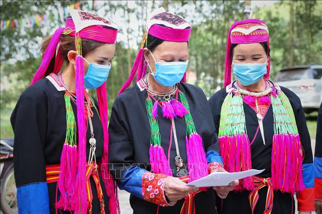 Bà con dân tộc Dao thôn Mùng, xã Dương Hưu, huyện Sơn Động (Bắc Giang) tìm hiểu các thông tin về ngày hội bầu cử. Ảnh: Danh Lam-TTXVN Xây dựng Quốc hội đại diện, tiêu biểu cho khối đoàn kết toàn dân ảnh 1