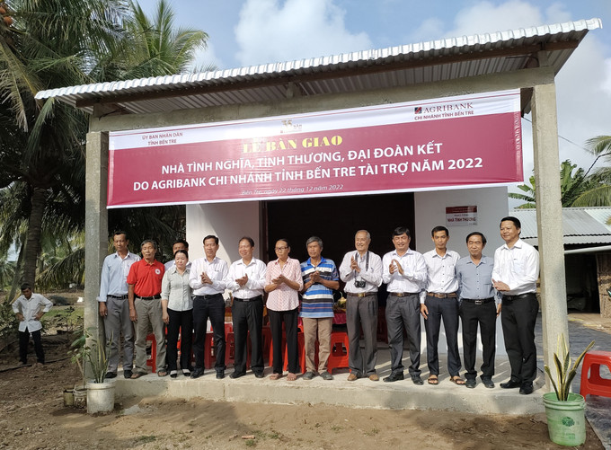 Khánh thành nhà tình thương tại xã Định Trung, huyện Bình Đại. Ảnh: Huỳnh Phúc Hậu - TTXVN Bến Tre: Bàn giao 60 căn nhà tình nghĩa, tình thương, đại đoàn kết ảnh 2