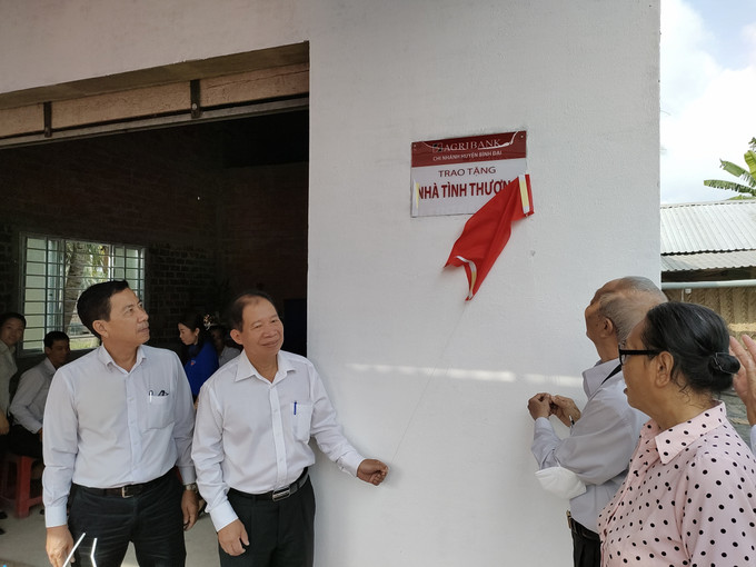 Khánh thành nhà tình thương tại xã Định Trung, huyện Bình Đại. Ảnh: Huỳnh Phúc Hậu - TTXVN Bến Tre: Bàn giao 60 căn nhà tình nghĩa, tình thương, đại đoàn kết ảnh 4