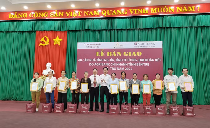 Bến Tre: Bàn giao 60 căn nhà tình nghĩa, tình thương, đại đoàn kết ảnh 1