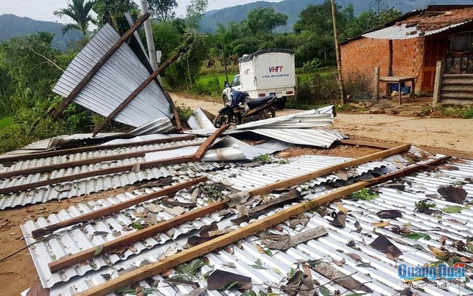 Mái nhà bị lốc xoáy cuốn bay xuống đường. Ảnh: baoquangngai.vn Khẩn trương giúp người dân bị ảnh hưởng lốc xoáy ở huyện Ba Tơ ổn định chỗ ở ảnh 2