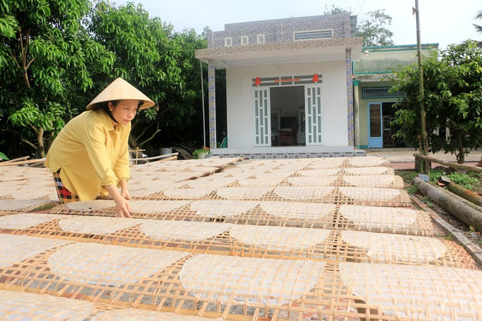 Nhờ có nghề truyền thống, cuộc sống của bà con được sung túc hơn. Ảnh: Lê Thúy Hằng - TTXVN Đồng bào Khmer ở Vĩnh Long vui Tết Chôl Chnăm Thmây sung túc, an toàn ảnh 3