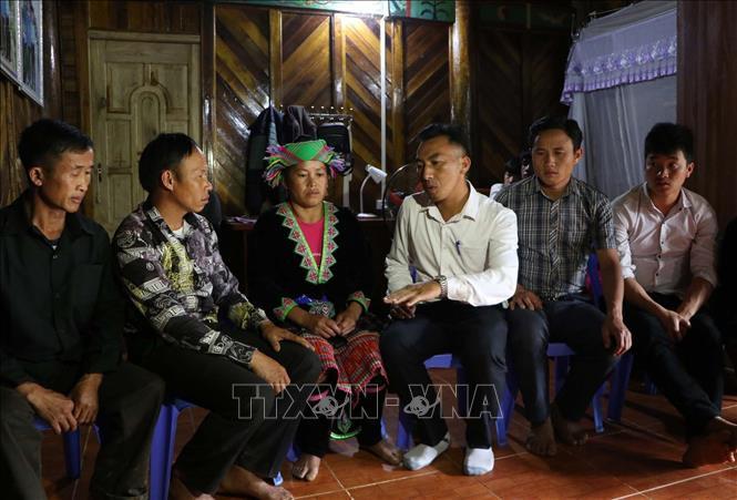 Anh Sùng A Phùa, Bí thư chi bộ bản Sin Suối Hồ (áo trắng), đến từng hộ gia đình vận động người dân không tái trồng cây thuốc phiện và tác hại của ma túy. Ảnh: Quý Trung - TTXVN Bản Sin Suối Hồ - điểm sáng phòng, chống ma túy ở vùng biên Lai Châu ảnh 2