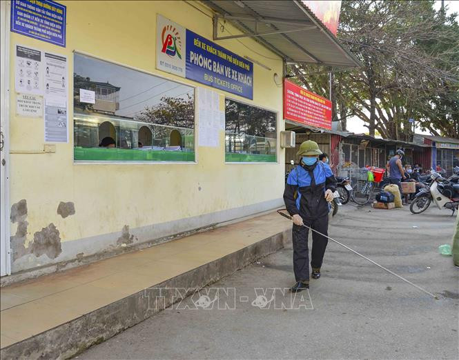 Phun phòng khử khuẩn trong khuôn viên bến xe. Ảnh: Xuân Tư – TTXVN Xuất cấp hóa chất khử khuẩn phòng, chống dịch COVID-19 ảnh 1