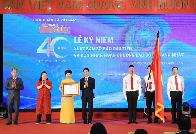 Bộ trưởng Bộ Thông tin và Truyền thông Nguyễn Mạnh Hùng trao Huân chương Lao động hạng Nhất cho Báo Tin tức. Ảnh: Tuấn Anh - TTXVN Báo Tin tức kỷ niệm 40 năm Ngày xuất bản số đầu tiên ảnh 2