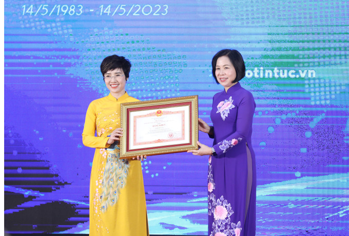 Tổng Giám đốc TTXVN Vũ Việt Trang trao Bằng khen của Thủ tướng Chính phủ cho bà Ninh Hồng Nga, Tổng biên tập Báo Tin tức. Ảnh: Minh Đức - TTXVN Báo Tin tức kỷ niệm 40 năm Ngày xuất bản số đầu tiên ảnh 6