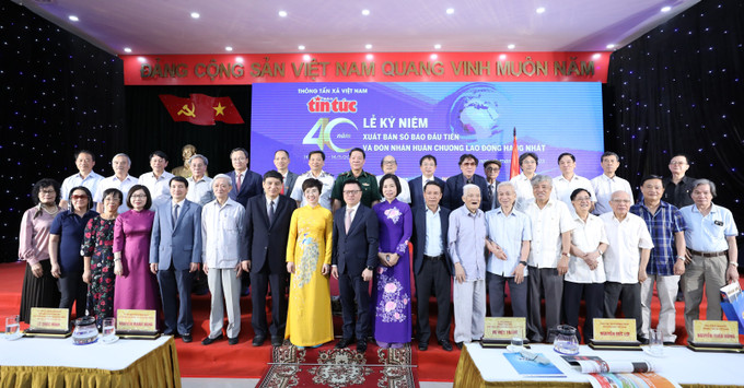 Tổng Giám đốc TTXVN Vũ Việt Trang, Tổng Biên tập báo Tin tức Ninh Hồng Nga cùng các đại biểu, lãnh đạo Báo Tin tức qua các thời kỳ. Ảnh: Minh Đức - TTXVN Báo Tin tức kỷ niệm 40 năm Ngày xuất bản số đầu tiên ảnh 7