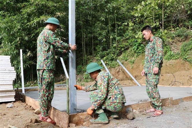 Cán bộ, chiến sĩ Bộ Chỉ huy Quân sự tỉnh Lai Châu dựng nhà cho hộ nghèo Thào A Sang, dân tộc Mông ở bản Hợp 2, xã Dào San, huyện Phong Thổ. Ảnh: Việt Hoàng-TTXVN Bộ đội Lai Châu hỗ trợ, làm nhà giúp người dân nghèo ở biên giới ảnh 1
