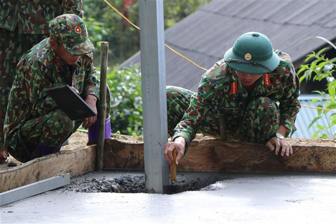Cán bộ, chiến sĩ Bộ Chỉ huy Quân sự tỉnh Lai Châu dựng nhà cho hộ nghèo Thào A Sang, dân tộc Mông ở bản Hợp 2, xã Dào San, huyện Phong Thổ. Ảnh: Việt Hoàng-TTXVN Bộ đội Lai Châu hỗ trợ, làm nhà giúp người dân nghèo ở biên giới ảnh 5
