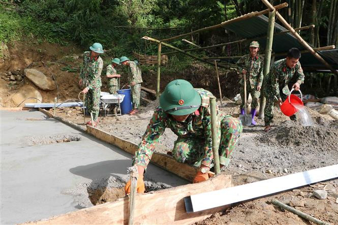 Cán bộ, chiến sĩ Bộ Chỉ huy Quân sự tỉnh Lai Châu đổ nền nhà cho hộ nghèo Thào A Sang, dân tộc Mông ở bản Hợp 2, xã Dào San, huyện Phong Thổ. Ảnh: Việt Hoàng-TTXVN Bộ đội Lai Châu hỗ trợ, làm nhà giúp người dân nghèo ở biên giới ảnh 4