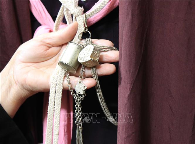 Chiếc xà tích gồm 1 ống để đựng vôi và 1 chiếc đựng chỉ là vật dụng liền chị Quan họ thường mặc khi đi chơi Quan họ. Ảnh: Thanh Thương- TTXVN Lan tỏa tình yêu dân ca Quan họ ảnh 5